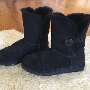 *sale* UGG Short Button Suede Boots